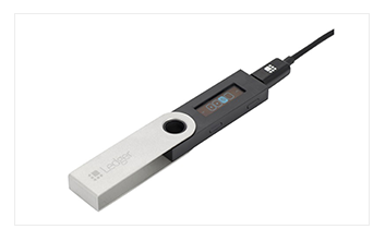 Аппаратный кошелек Ledger, подключенный с помощью USB-кабеля